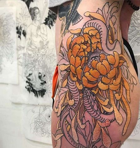 新传统大腿菊花蛇纹身图案
