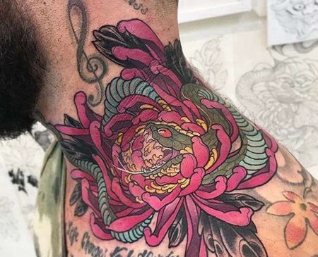 新传统汀脖子菊花蛇纹身图案