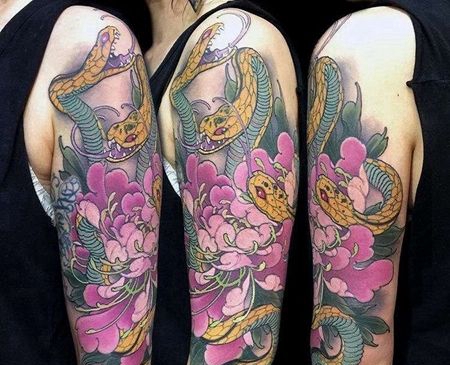 新传统大臂牡丹蛇纹身图案