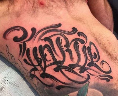 泼墨侧腰字母纹身图案