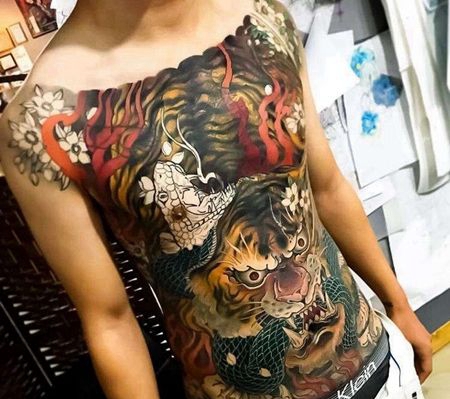 日式前胸腹部老虎蛇纹身图案