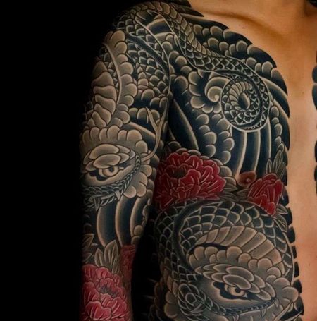 日式胳膊侧腰板雾纹身图案