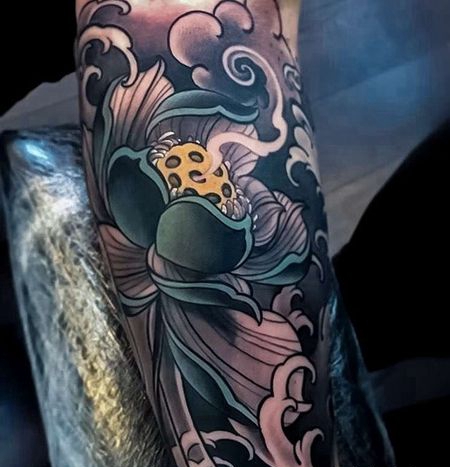 日式小腿荷花纹身图案