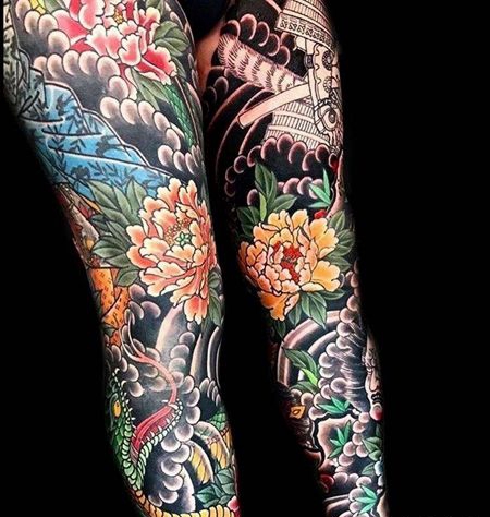 日式腿蛇牡丹纹身图案