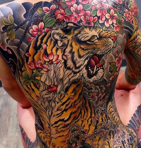 日式后背老虎樱花纹身图案