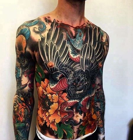 日式前胸腹部老鹰蛇纹身图案