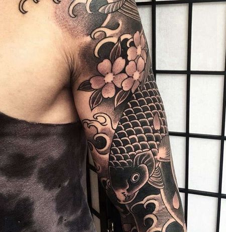 日式大臂鲤鱼樱花纹身图案