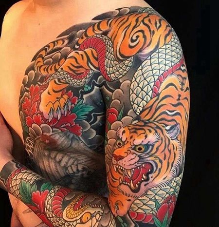 日式胳膊前胸牡丹老虎蛇纹身图案