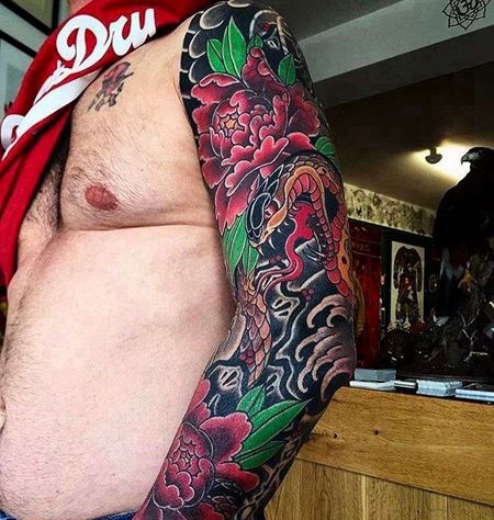 日式胳膊牡丹蛇纹身图案