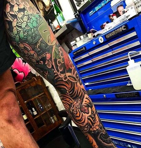 日式腿老虎菊花纹身图案