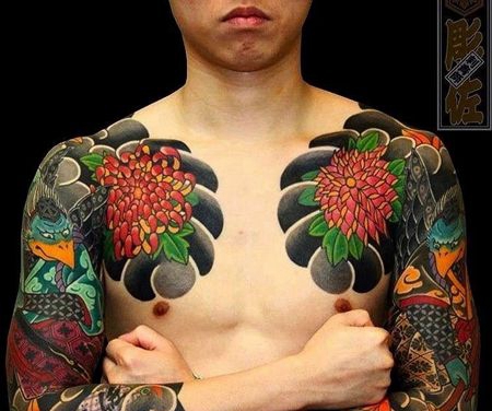 日式胳膊前胸鸟怪菊花纹身图案