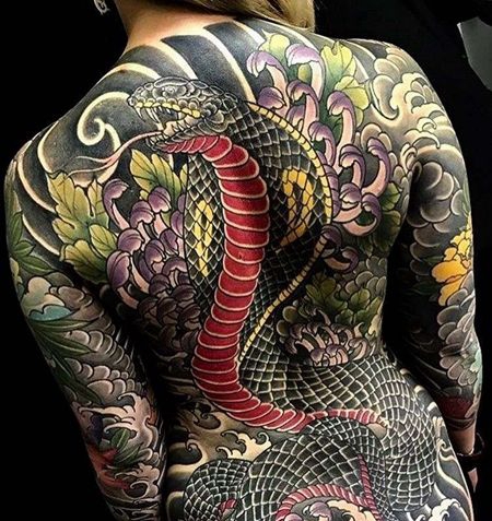 日式后背蛇菊花纹身图案