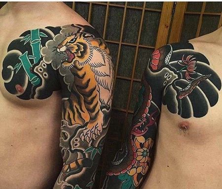 日式大臂老虎蛇纹身图案