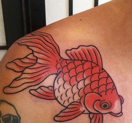 日式锁骨鲤鱼纹身图案