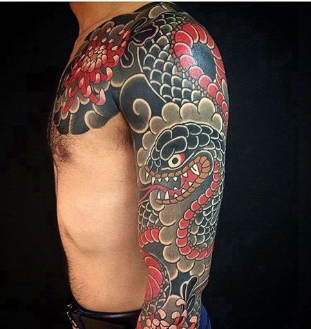 日式大臂蛇菊花纹身图案