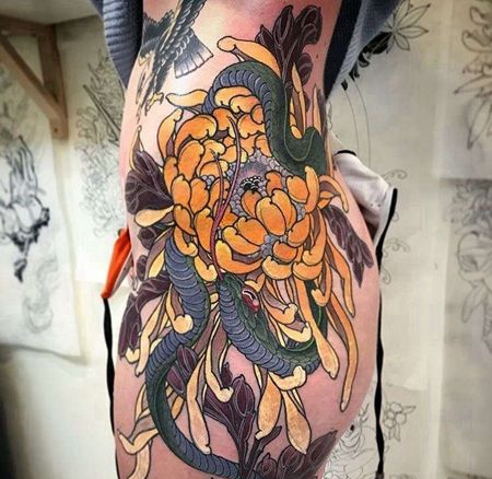 日式大腿菊花蛇纹身图案