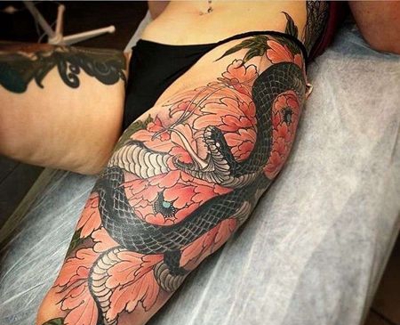日式大腿牡丹蛇纹身图案