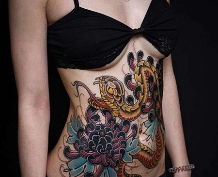 日式腹部蛇牡丹纹身图案