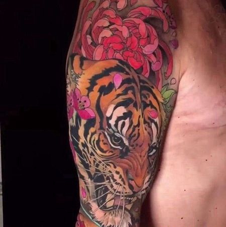 新传统胳膊老虎菊花纹身图案