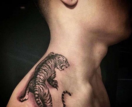 肩上老虎纹身图案