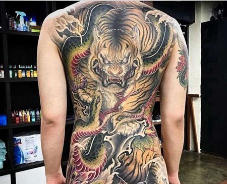 新传统后背老虎蛇纹身图案