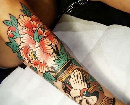 新传统小腿牡丹鹤纹身图案