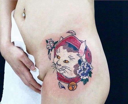 新传统侧腰猫纹身图案