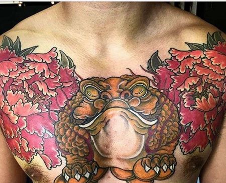 新传统前胸牡丹青蛙纹身图案