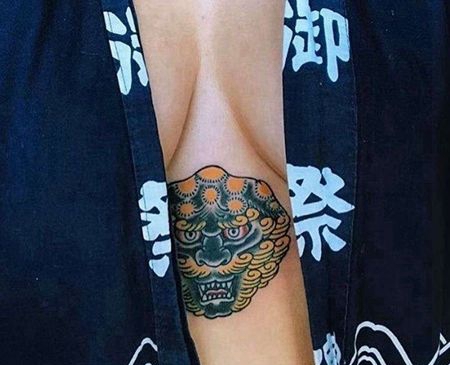 新传统胸下唐狮纹身图案