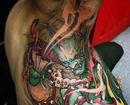 新传统肩上风神纹身图案