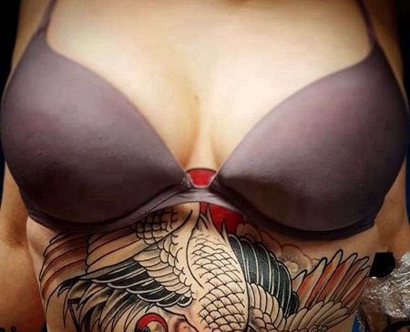 新传统胸下鹤纹身图案