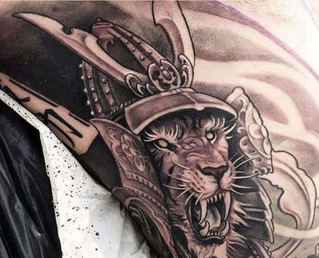 新传统侧腰狮子纹身图案