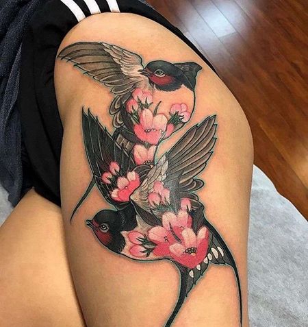 新传统大腿燕子纹身图案