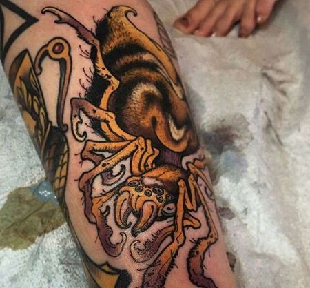 新传统小腿蜘蛛纹身图案