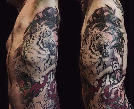 新传统侧腰老虎唐狮纹身图案