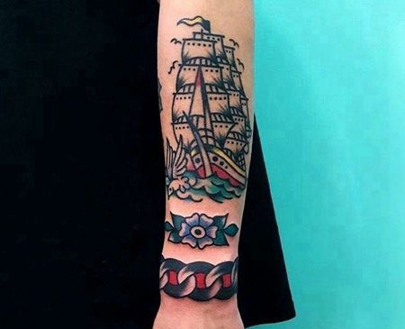 Old School小臂帆船花卉纹身图案