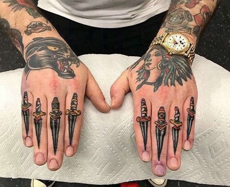 Old School手指匕首纹身图案