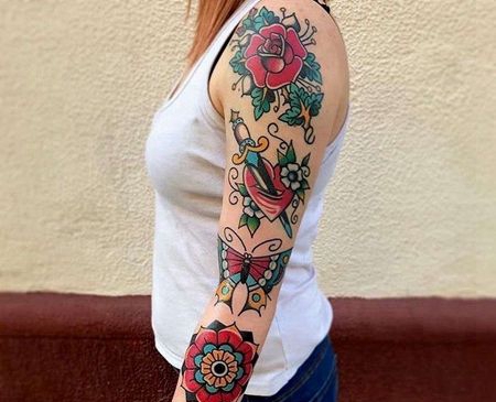 Old School胳膊繁花蝴蝶马蹄铁玫瑰纹身图案