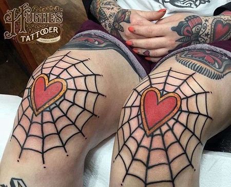 Old School膝盖心蜘蛛网纹身图案