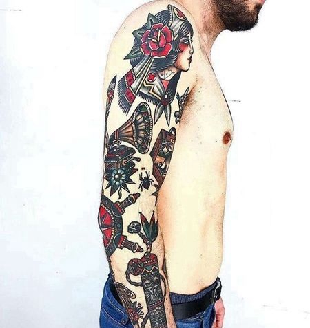 Old School胳膊女人唱片机宝剑纹身图案