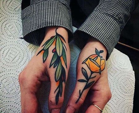 Old School手指玫瑰纹身图案