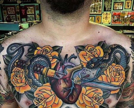 New School前胸心脏蛇玫瑰纹身图案