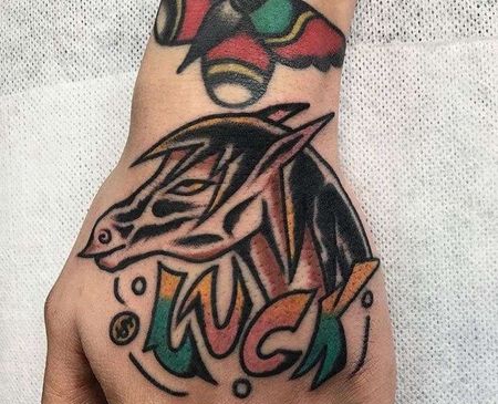 Old School手背马纹身图案