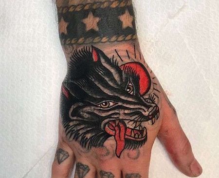 Old School手背狼纹身图案