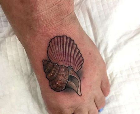 New School脚背海螺纹身图案