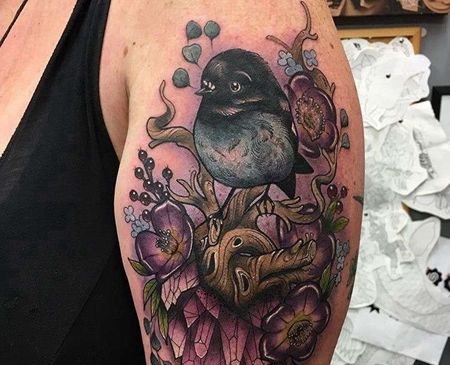 New School大臂心脏鸟纹身图案