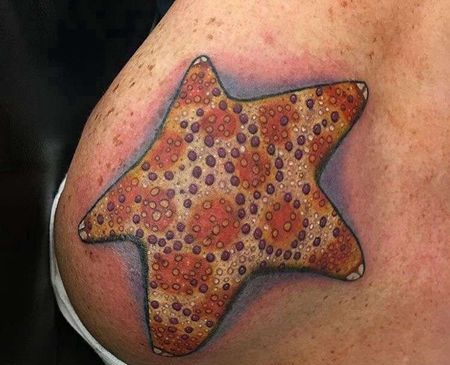 New School肩上海星纹身图案