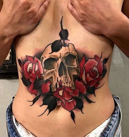 New School胸下骷髅玫瑰纹身图案