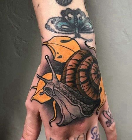 写实手背蜗牛纹身图案