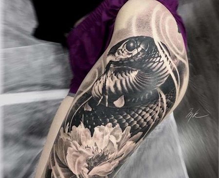 写实大腿蛇牡丹纹身图案